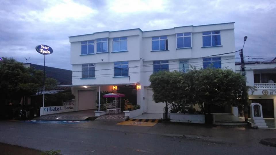 Hotel Tania Caucasia Exteriör bild